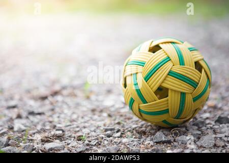 Rattan Ball auf dem Boden Schutt Stockfoto