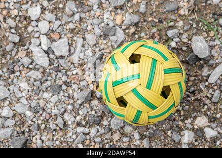 Rattan Ball auf dem Boden Schutt Stockfoto