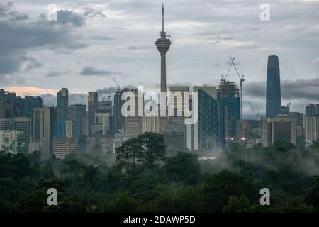 Kuala Lumpur. November 2020. Das am 15. November 2020 aufgenommene Foto zeigt den Blick auf die Stadt nach einem Regen in Kuala Lumpur, der Hauptstadt Malaysias. Quelle: Chong Voon Chung/Xinhua/Alamy Live News Stockfoto