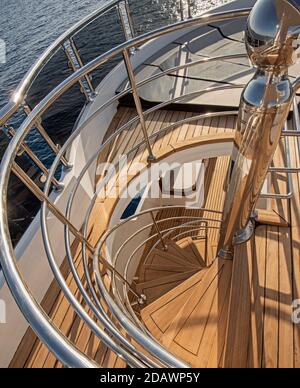 Abstrakter Blick auf die gebogene Wendeltreppe aus Holz auf der Sonnenterrasse Von großen Luxus-Motoryacht Stockfoto