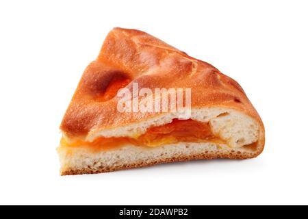 Stück Pie mit getrockneten Aprikosen isoliert auf weißem Hintergrund Stockfoto