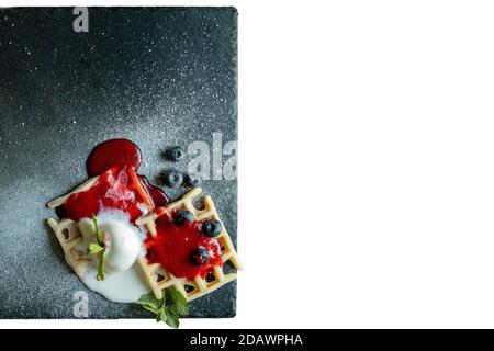 Frisch gebackene süße und salzige belgische Waffeln isoliert auf weißem Hintergrund, Blick von oben nach unten. Herzhafte Waffeln. Frühstückskonzept Stockfoto