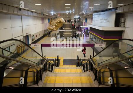 Buenos Aires, Argentinien - Januar, 2020: Innenansicht der Correo Central U-Bahnstation auf Linie E (Linea E). Rolltreppen, Treppen und hängende Köpfe Skulptur Stockfoto