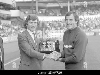 Spurs-Torwart Ray Clemence wird mit einem Gedenkdekanter von Spurs Ex-Torwart Pat Jennings überreicht. THFC V Newcastle Stockfoto