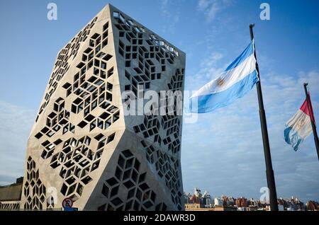 Centro Civico del Bicentenario (Bicentenary Civic Center) Gebäude und winkende Flagge von Argentinien und Flagge der Provinz Cordoba. Stockfoto