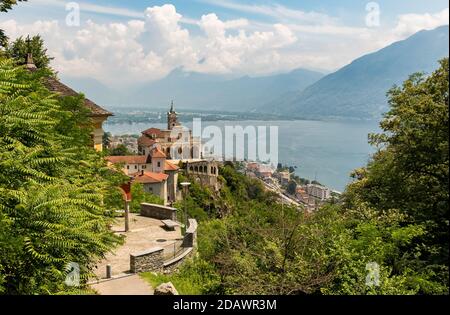 Blick auf die Wallfahrtskirche Madonna del Sasso in Orselina, oberhalb der Stadt Locarno und dem Lago Maggiore, Tessin, Schweiz Stockfoto