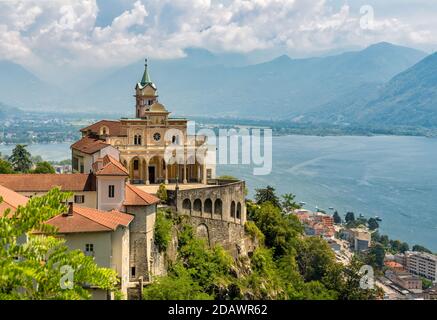 Blick auf die Wallfahrtskirche Madonna del Sasso in Orselina, oberhalb der Stadt Locarno und dem Lago Maggiore, Tessin, Schweiz Stockfoto