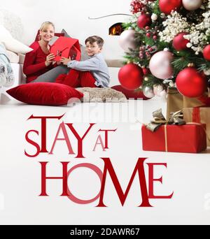 frohe weihnachten, glückliche Familie mit zu Hause bleiben Infografiken Text, weihnachten Lockdown Konzept zu Hause bleiben Social Media Kampagne für coronavirus preve Stockfoto