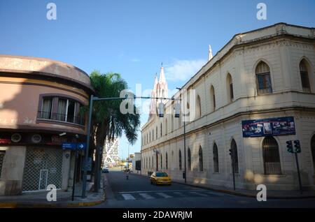 Cordoba, Argentinien - Januar, 2020: Gelbes Taxi Auto an der Kreuzung der Straßen Rosario de Senta Fe und Santiago del Estero Stockfoto