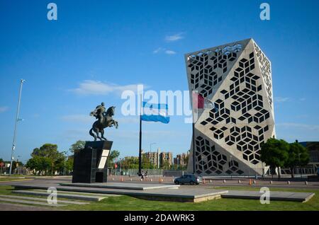 Cordoba, Argentinien - Januar 2020: Centro Civico del Bicentenario (zweihundertjähriges Bürgerzentrum) und Monumento Ecuestre Brig. Gral. D. Juan Bautista Büste Stockfoto