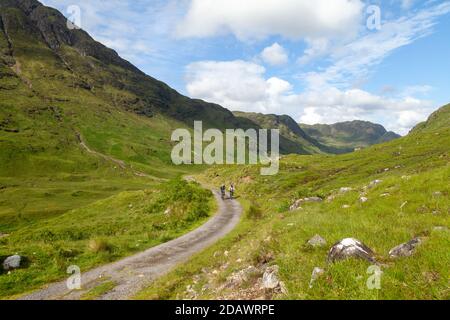 Zwei Bergwanderern mit Mountainbikes nach Glen Elchaig Stockfoto