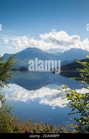 Schöne Reflexionen auf Loch Long bei Dornie in den schottischen Highlands. Stockfoto