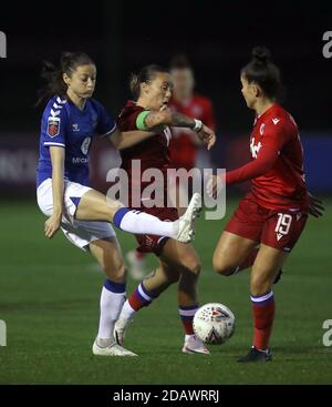 Everton's Danielle Turner (links) im Einsatz mit Lucy Graham (Mitte) und Valerie Gauvin aus Reading während des FA Women's Super League Spiels im Walton Hall Park, Liverpool. Stockfoto