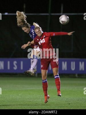 Everton's Simone Magill (links) im Einsatz mit Reading's Kristine Bjordal Leine während des FA Women's Super League Spiels im Walton Hall Park, Liverpool. Stockfoto