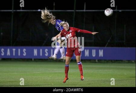 Everton's Simone Magill (links) im Einsatz mit Reading's Kristine Bjordal Leine während des FA Women's Super League Spiels im Walton Hall Park, Liverpool. Stockfoto