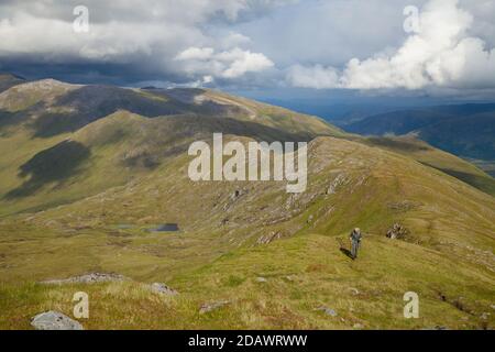 Ein Wanderer auf dem Grat des Munro Sgurr nan Ceathramhnan im Herzen von Glen Affric. Stockfoto