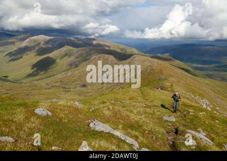 Ein Wanderer auf dem Grat des Munro Sgurr nan Ceathramhnan im Herzen von Glen Affric. Stockfoto