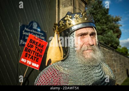 Ein Mann, der als König Robert der Bruce verkleidet ist, nimmt an einer Unabhängigkeitskundgebung zum 704. Jahrestag der Schlacht von Bannockburn Teil. Edinburgh, Großbritannien. Stockfoto