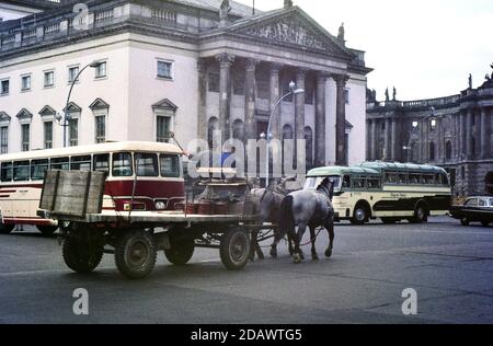 Kontrastierender Transport, Pferdewagen und Reisebusse, vor der Staatsoper in Ost-Berlin im Juni 1965. Folie auf Agfacolor Stockfoto