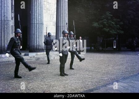 Wachwechsel an der Neuen Wache in Ost-Berlin, 1965 ein Denkmal für die Opfer des Faschismus und Militarismus. .Slide auf Agfacolor C Stockfoto