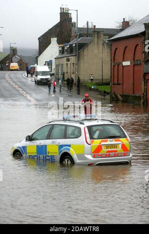 Überflutet New Cumnock , Ayrshire, Schottland als ein Fluss bei starkem Regen am Ufer platzte. Polizeifahrzeug im Hochwasser gefangen Stockfoto