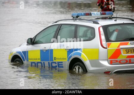 Überflutet New Cumnock , Ayrshire, Schottland als ein Fluss bei starkem Regen am Ufer platzte. Polizeifahrzeug im Hochwasser gefangen Stockfoto