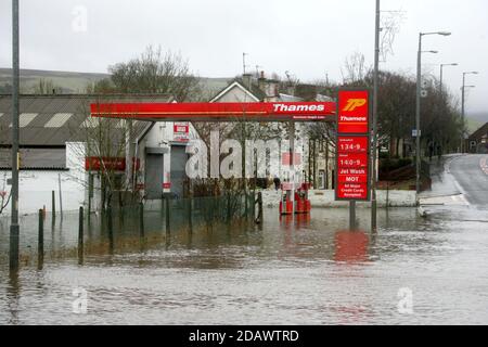 Hochwasser New Cumnock , Ayrshire, Schottland als ein Fluss platzte es Ufer während schwere Polizeifahrzeug in Hochwasser gefangen Stockfoto