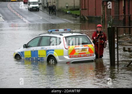 Überflutet New Cumnock , Ayrshire, Schottland als ein Fluss bei starkem Regen am Ufer platzte. Polizeifahrzeug im Hochwasser gefangen Stockfoto