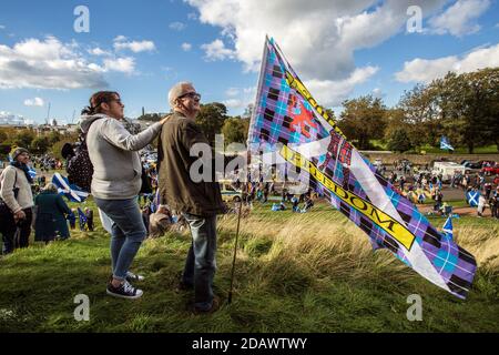 SCHOTTLAND / EDINBURGH / Paar mit Freiheitsflagge beim Pro Scottish Independence March am 6.10.2018 in Edinburgh, Großbritannien. Stockfoto