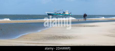 Texel, Niederlande - 22. Oktober 2020: Boot mit Touristen entlang des Strandes von Texel in den Niederlanden während eines stürmischen Tages Stockfoto