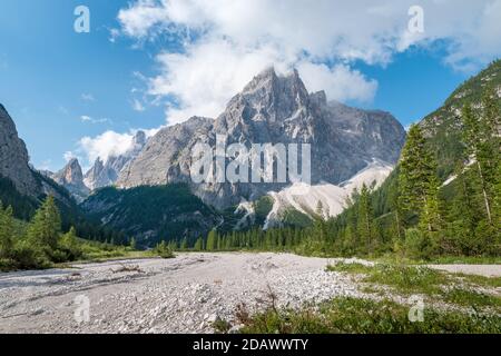 Blick ins Tal Val Fiscalina in Sexten mit den schönen Felsformationen des UNESCO Welterbes der Dolomiten. Stockfoto