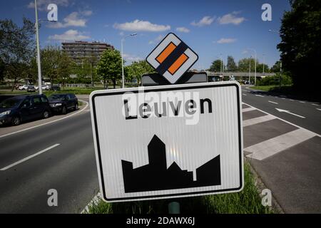 Abbildung zeigt den Namen der Gemeinde Leuven auf einem Verkehrsschild, Mittwoch, 02. Mai 2018. BELGA FOTO THIERRY ROGE Stockfoto