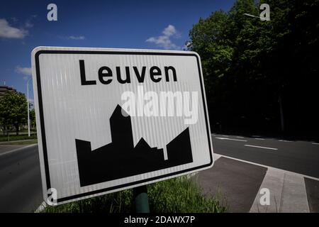 Abbildung zeigt den Namen der Gemeinde Leuven auf einem Verkehrsschild, Mittwoch, 02. Mai 2018. BELGA FOTO THIERRY ROGE Stockfoto