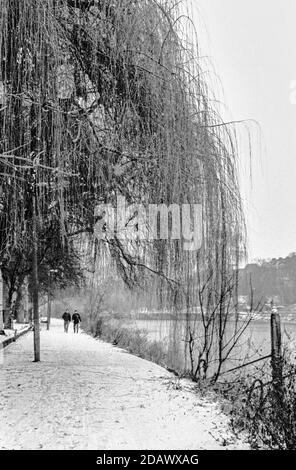 Archivbild gescanntes Bild eines Spazierwegs am Flussufer in der Nähe von Richmond Brücke an der Themse im Schnee Anfang 1991 Stockfoto