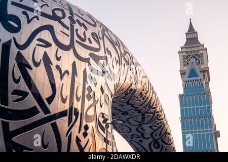 Museum der Zukunft an der Sheikh Zayed Road Dubai, Vereinigte Arabische Emirate das Äußere des Gebäudes ist mit arabischer Schrift bedeckt Stockfoto