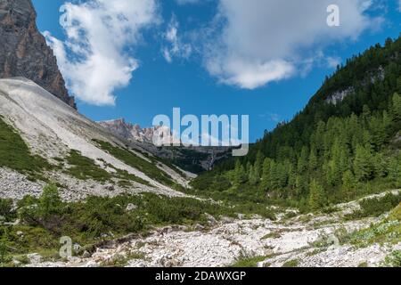 Durch das Tal auf dem Weg zu den drei Gipfeln In den Dolomiten Stockfoto