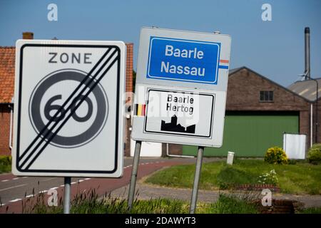 Abbildung zeigt den Namen der Gemeinde Baarle-Hertog auf einem Straßenschild, Freitag, 04. Mai 2018. BELGA FOTO KRISTOF VAN ACCOM Stockfoto