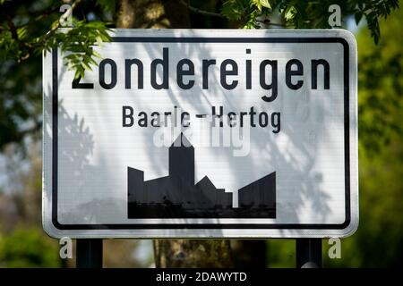 Abbildung zeigt den Namen der Gemeinde Baarle-Hertog (Zondereigen) auf einem Straßenschild, Freitag, 04. Mai 2018. BELGA FOTO KRISTOF VAN ACCOM Stockfoto