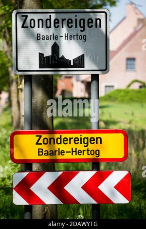 Abbildung zeigt den Namen der Gemeinde Baarle-Hertog (Zondereigen) auf einem Straßenschild, Freitag, 04. Mai 2018. BELGA FOTO KRISTOF VAN ACCOM Stockfoto