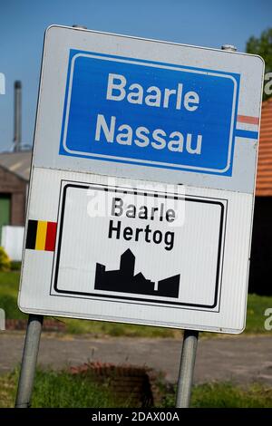 Abbildung zeigt den Namen der Gemeinde Baarle-Hertog auf einem Straßenschild, Freitag, 04. Mai 2018. BELGA FOTO KRISTOF VAN ACCOM Stockfoto