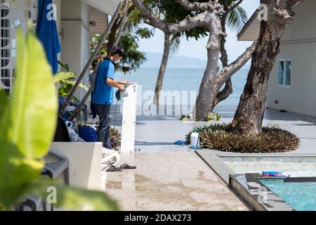 Meister putzen die Klimaanlage in einem tropischen Hotel. Stockfoto