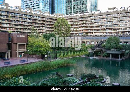 Wohngebäude in der Barbican Estate, London England United Kingdom UK Stockfoto