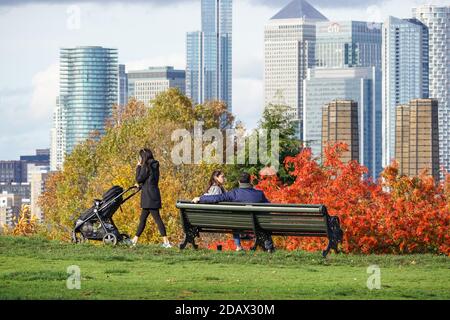 Menschen genießen den Blick auf Canary Wharf von Greenwich Park in London, England, Großbritannien, Großbritannien Stockfoto