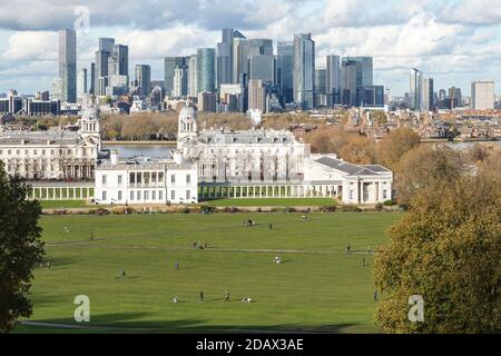 Blick auf Canary Wharf Wolkenkratzer vom Greenwich Park in London, England, Großbritannien, Großbritannien Stockfoto