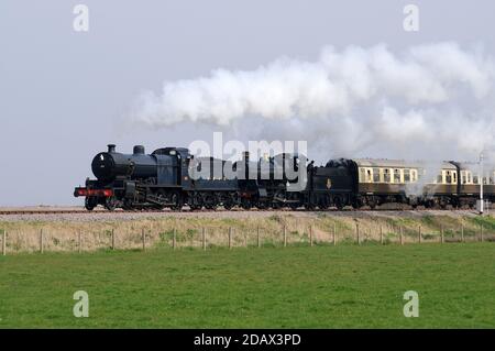 '88' und '5322' gehen weg vom Blauen Anker mit einem Bishops Lydeard - Minehead Service. Stockfoto