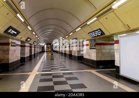 Ukraine, Kiew - 13. November 2020: Leere U-Bahn während Quarantäne, Syrets Station. Die Plattform der ukrainischen Meropole ohne Menschen. Verlassen Stockfoto