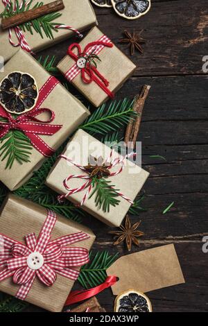 Weihnachtskarte mit verschiedenen Geschenkschachteln auf rustikalem Holzhintergrund. Draufsicht mit Kopierbereich. Stockfoto