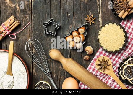 Weihnachten Backen Hintergrund. Zutaten für das Weihnachtskochen oder Backen auf rustikalem Holztisch. Draufsicht mit Kopierbereich. Stockfoto