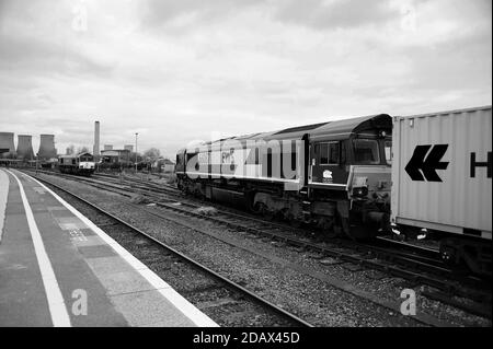 '66087' Einfahrt Didcot Hof mit einem kurzen Containerzug, vorbei 66101. Stockfoto