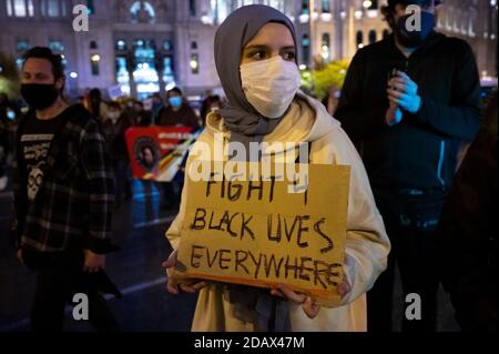 Madrid, Spanien. November 2020. Eine Frau, die ein Plakat trägt, das schwarze Leben während eines Protestes gegen Rassismus und Fremdenfeindlichkeit unterstützt. Quelle: Marcos del Mazo/Alamy Live News Stockfoto